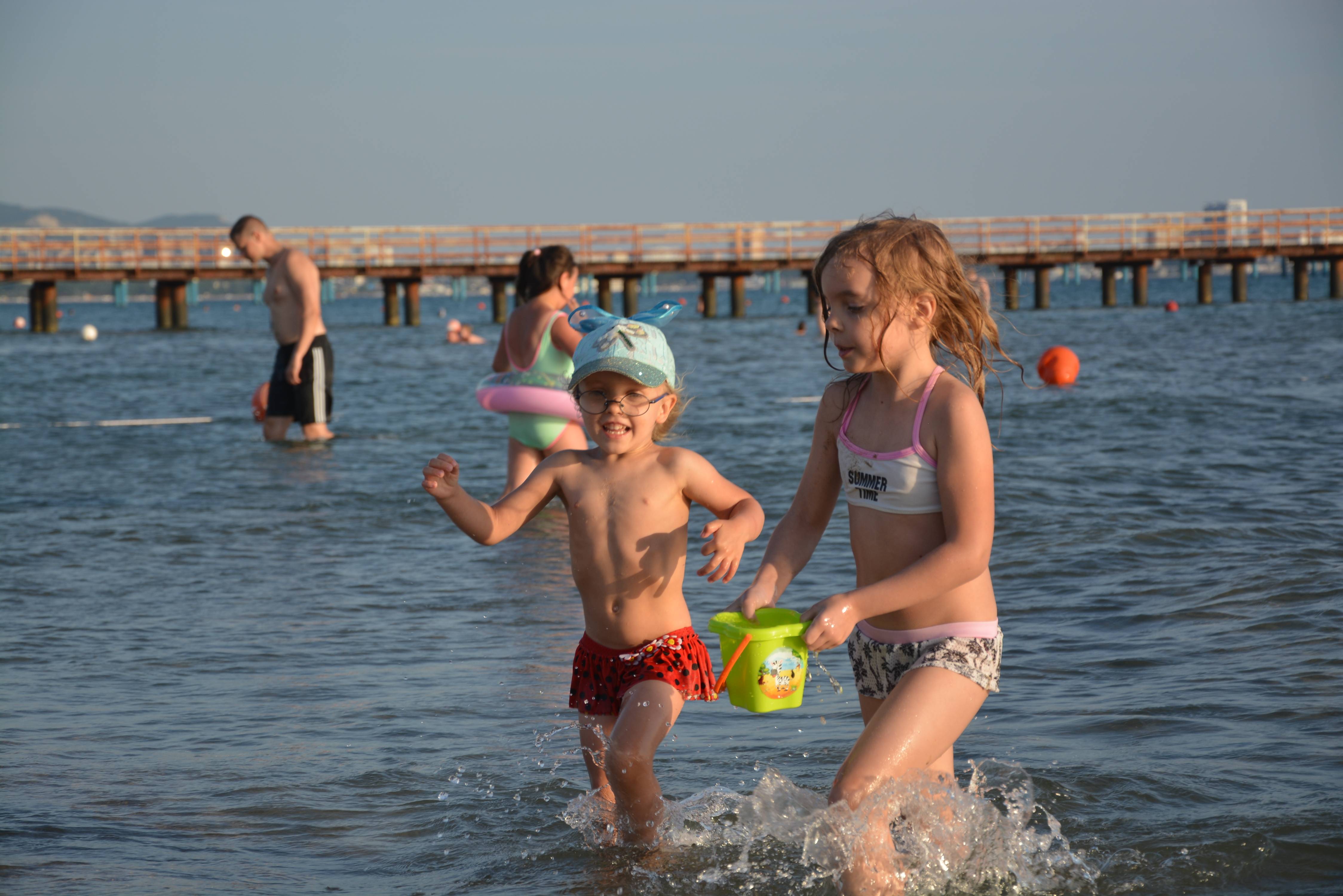 Море летом 2021. Дети купаются в море. Дети отдыхают на море. Каспийское море отдых с детьми. Пляж Сочи дети.