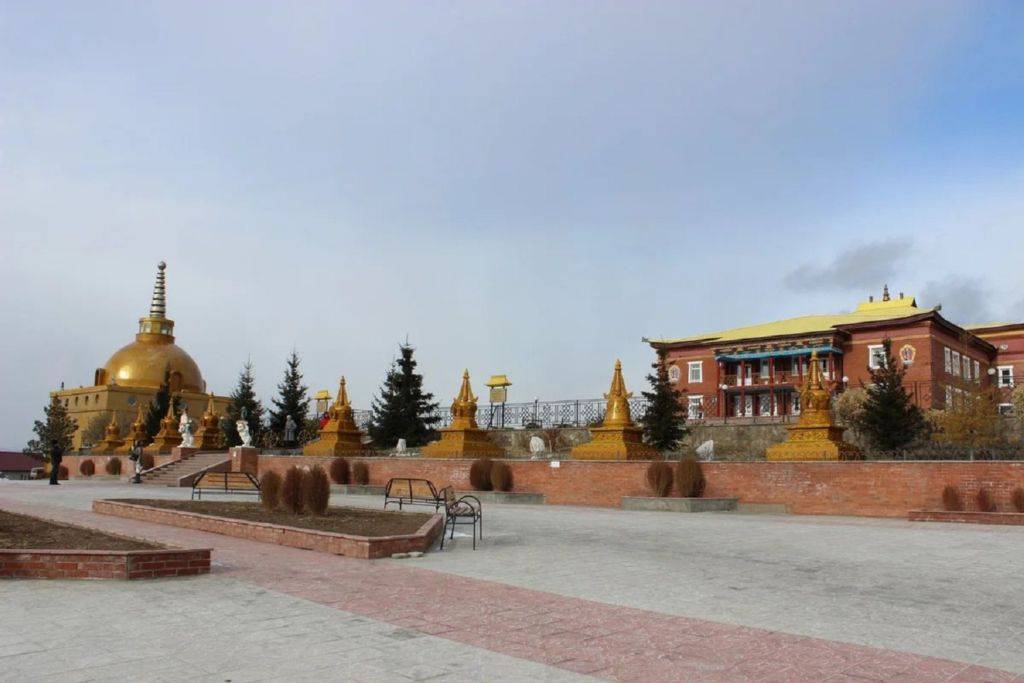 Улан-удэ — столица бурятии, центр русской и бурятской культур на транссибирской магистрали