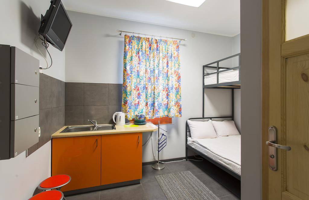 Всё о жизни студента в общежитии: как выглядят комнаты, как заселиться, что с собой брать и как жить в общаге первокурснику — без сменки