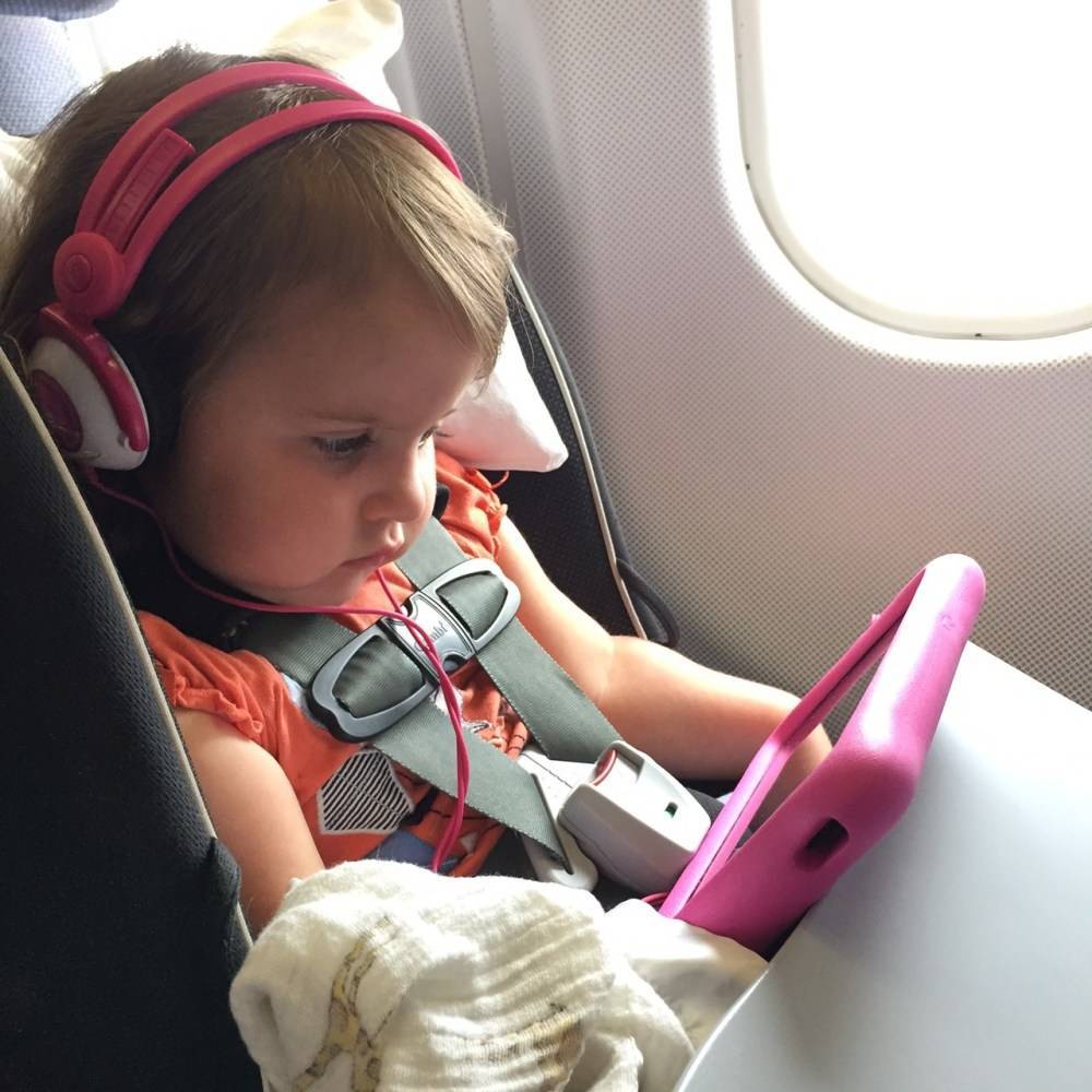 Что взять в самолёт ребёнку, чтобы полёт прошел приятно и радостно? возможные трудности.