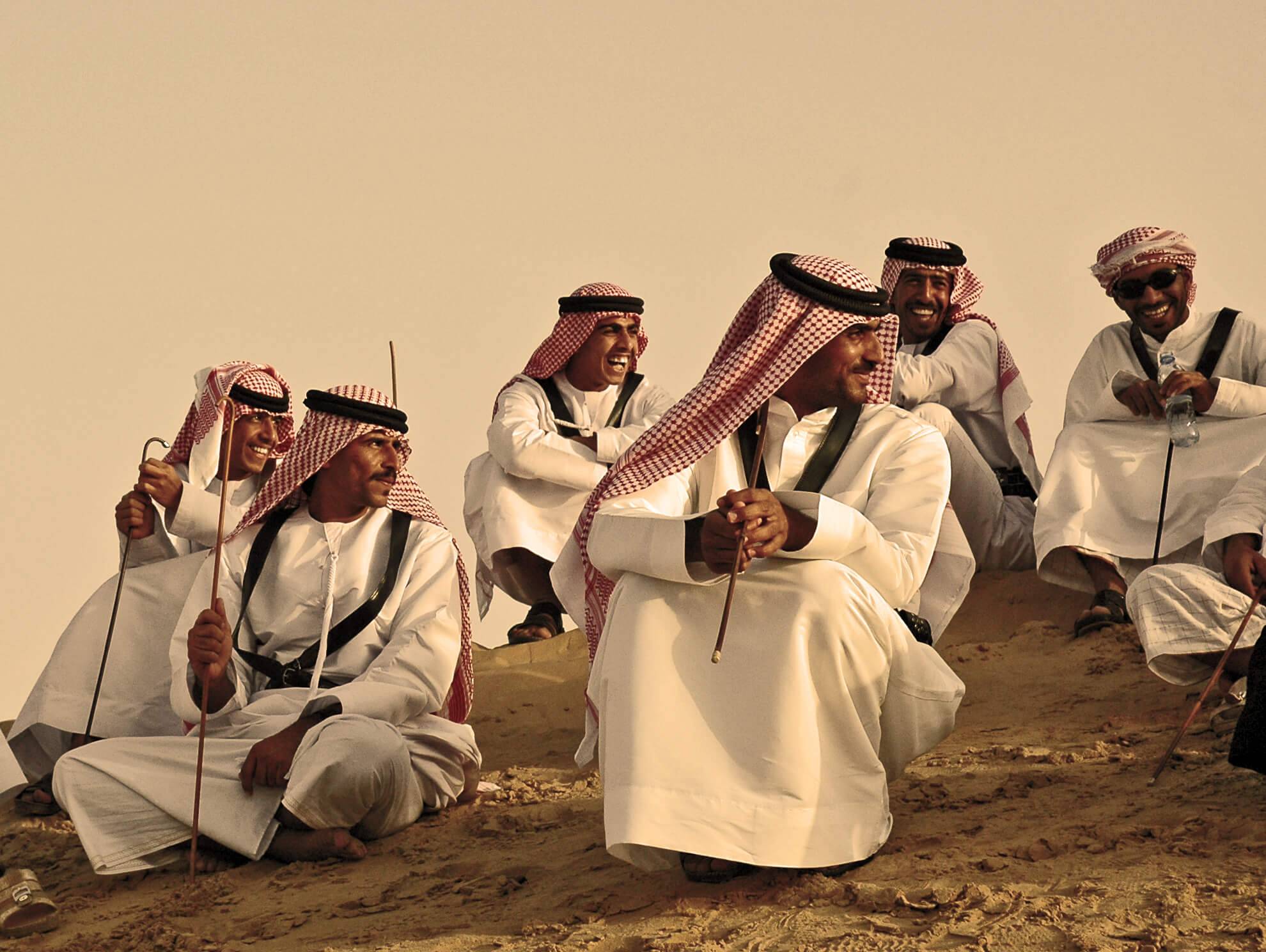 Арабские группы. Объединённые арабские эмираты Национальная одежда. Арабы народ. Арабские народы. Традиционная одежда арабов.