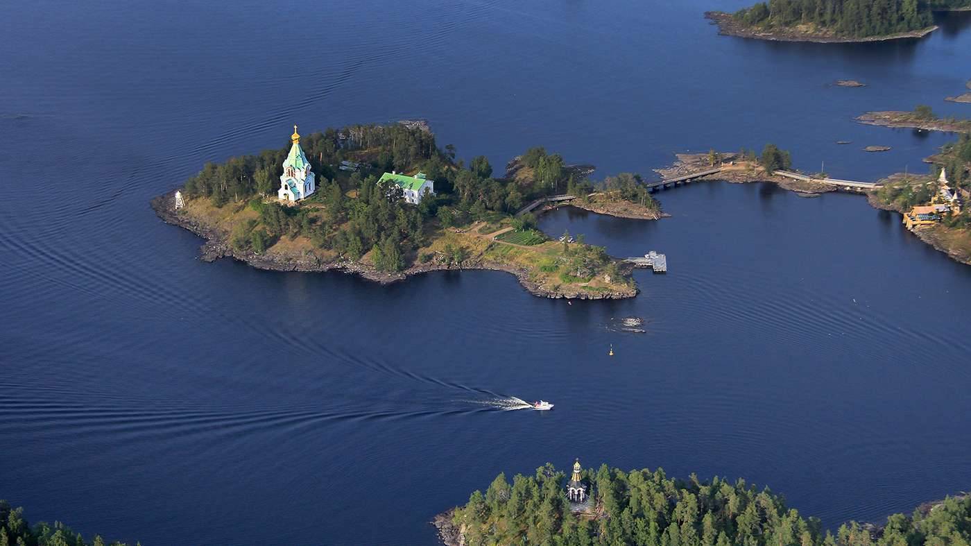 Остров на озере которое находится на острове. Карелия остров Валаам монастырь. Валаамский архипелаг Ладожское озеро. Валаамский монастырь Ладожское озеро. Ладожское озеро, остров Валаам, Карелия.