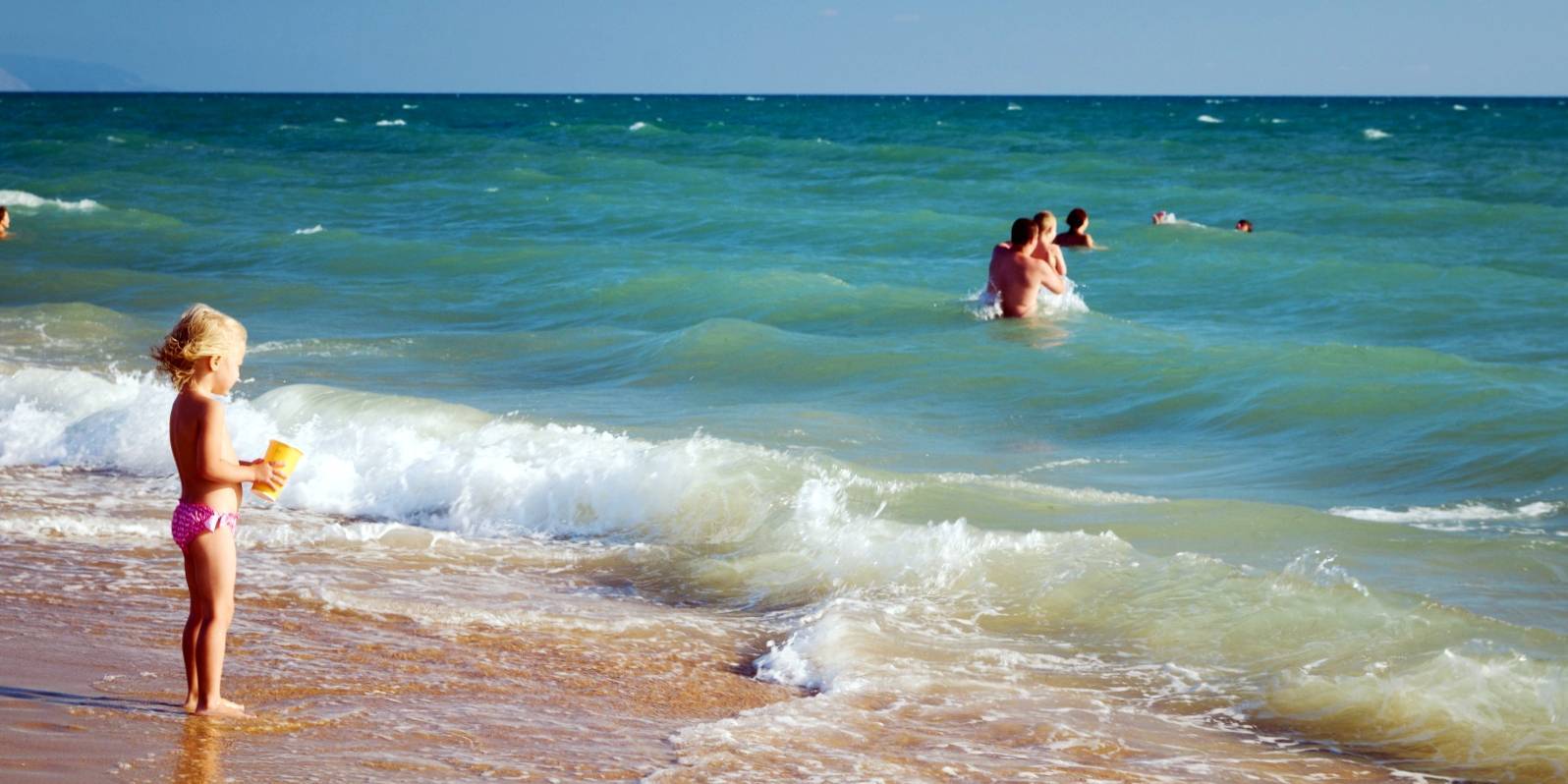 Абхазия май купаться. Анапа для детей. Черное море пляж люди. Купание в море. Анапа дети море.
