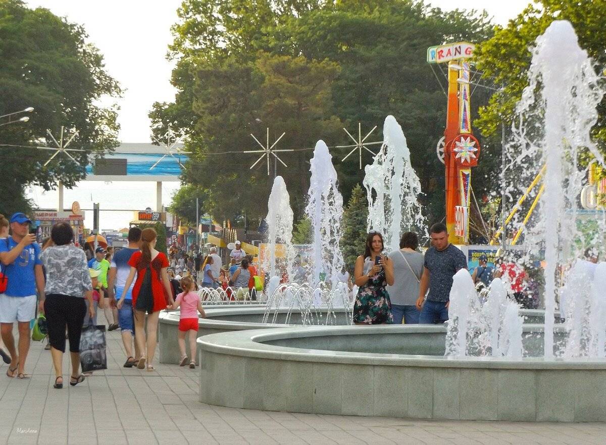 Анапа сейчас. Анапа 2000. Анапа 2000 год. Центральная площадь города Анапы на сегодняшний день.