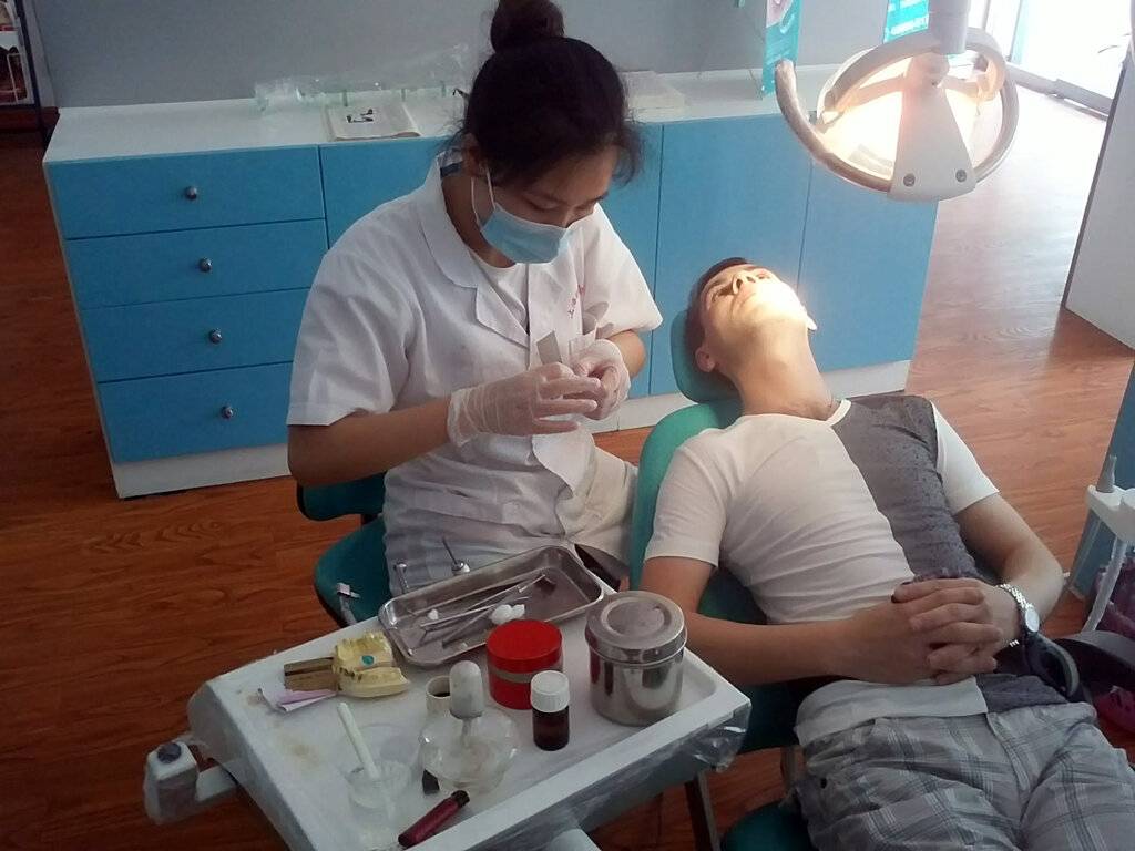 Имплантация зубов в хэйхэ (китай). что лучше иплантанты или съёмные протезы?