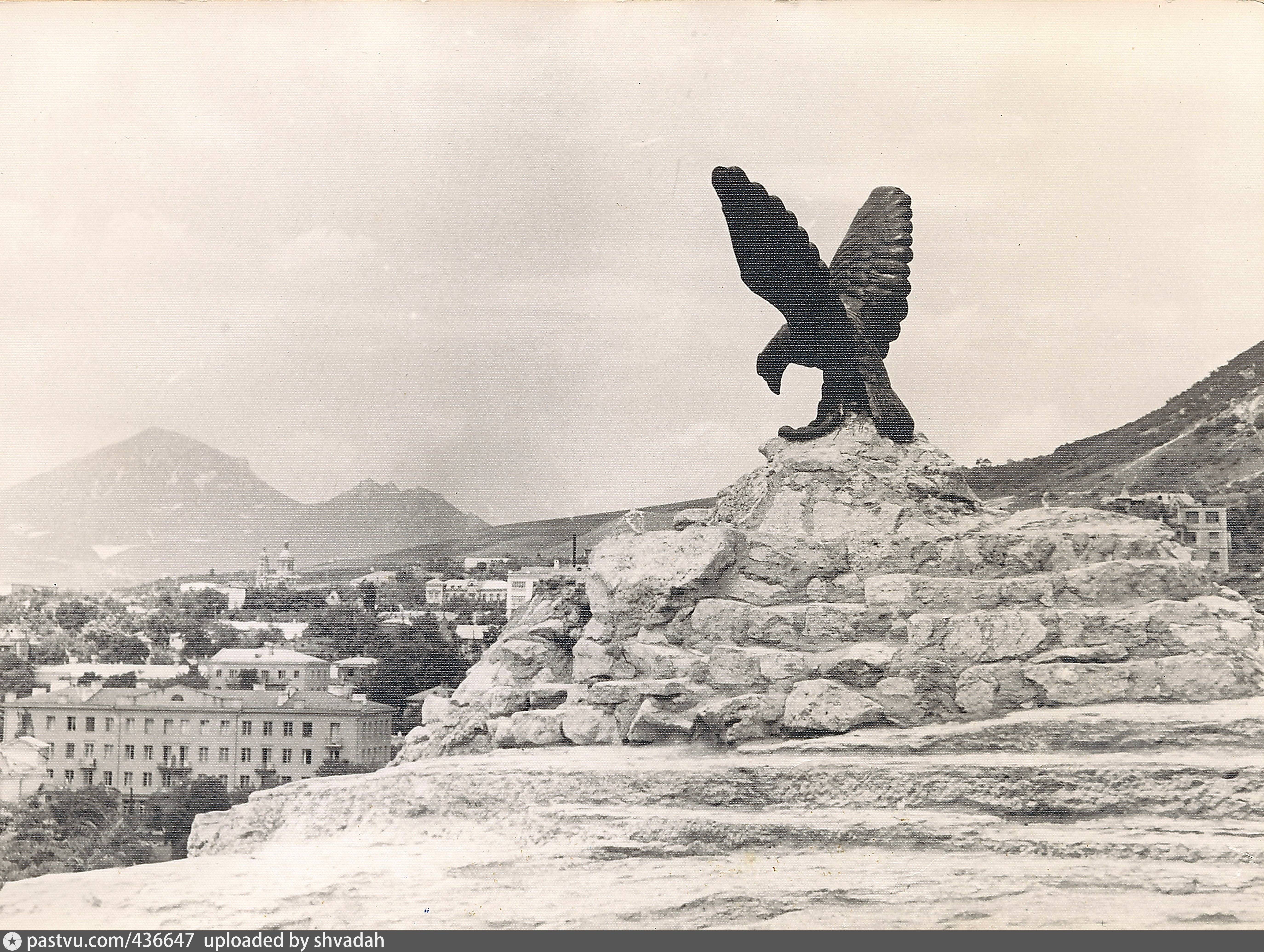 Орёл на горячей горе как символ… — скульптура орла
