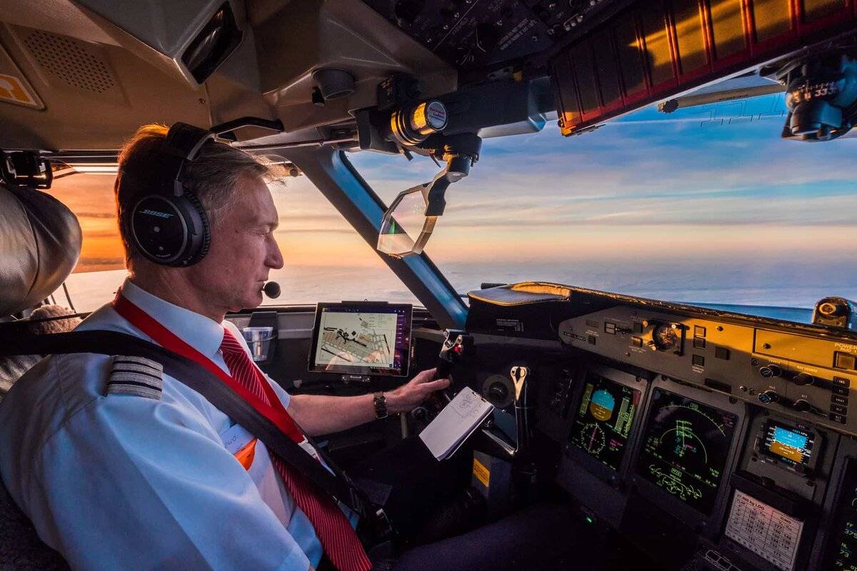 Как стать пилотом после 9 класса: сколько зарабатывает летчик в россии?