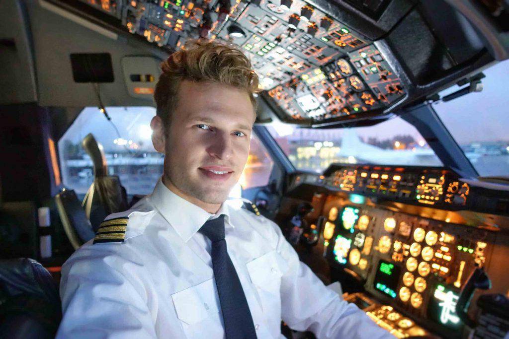 Как стать пилотом после 9 класса: сколько зарабатывает летчик в россии?