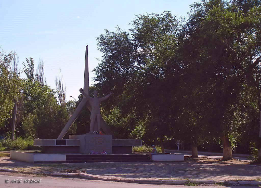 Крым джанкойский. Памятник авиаторам Джанкой. Памятник освободителям города Джанкой. Город Джанкой Крым. Памятник Ленину в Джанкое.