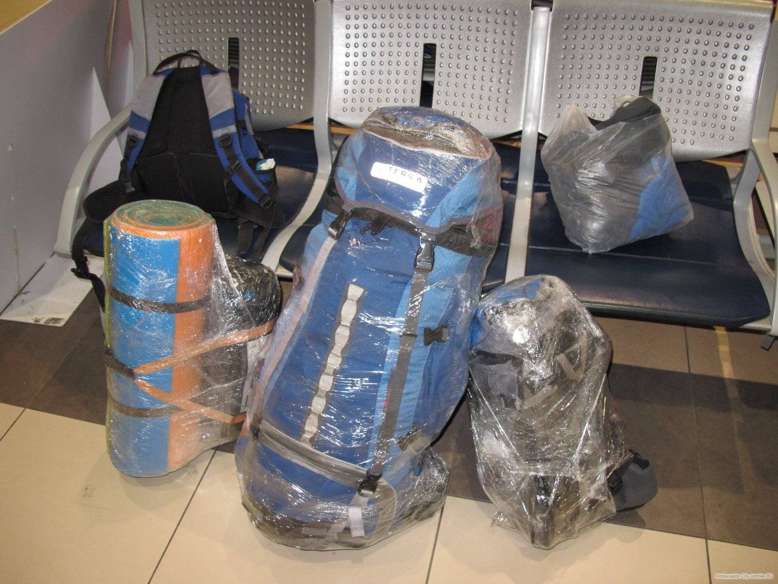Зачем нужно упаковывать в плёнку чемодан в аэропорту | блог о приключениях ксюши и славы наймушиных