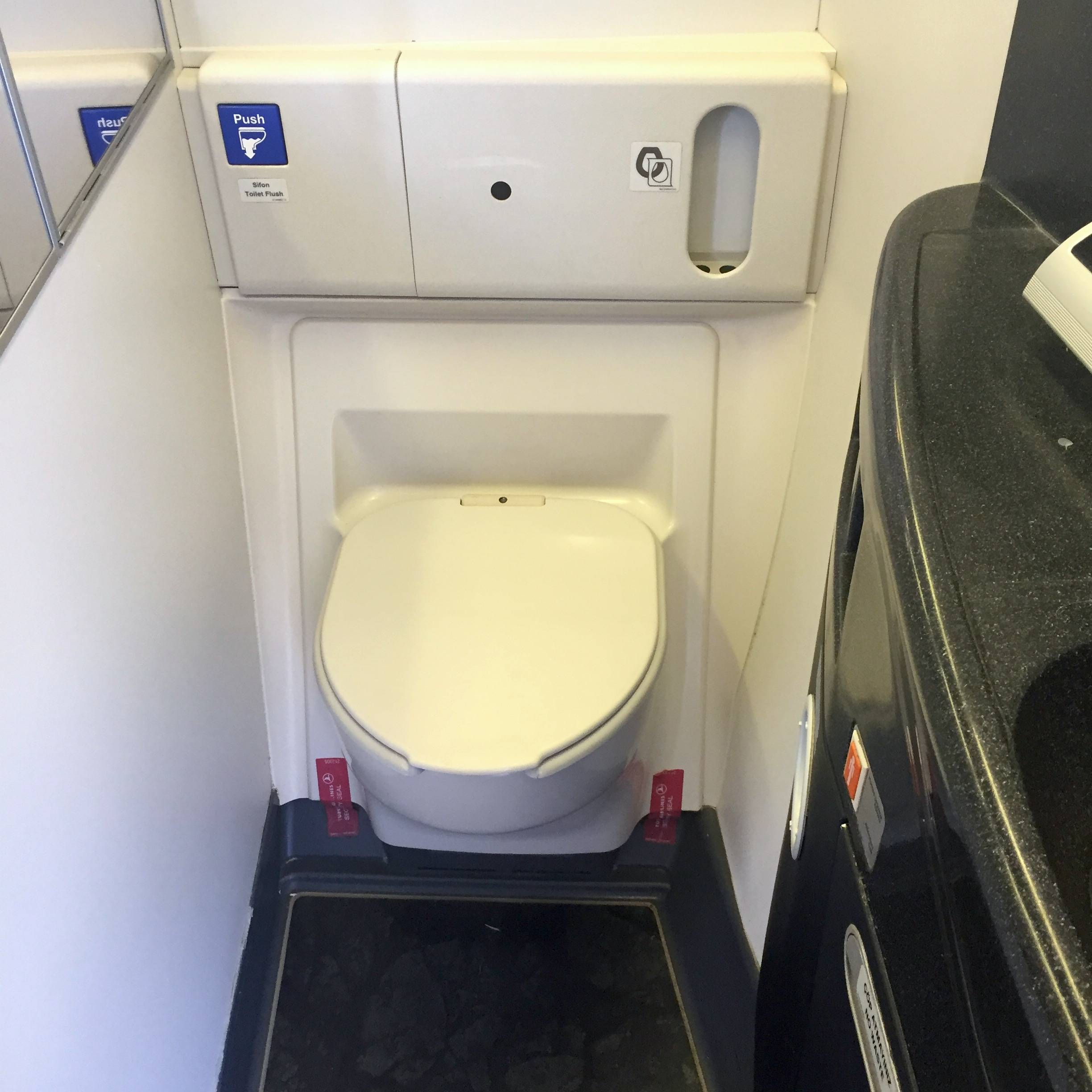 Как устроен туалет в самолете — излагаем суть
