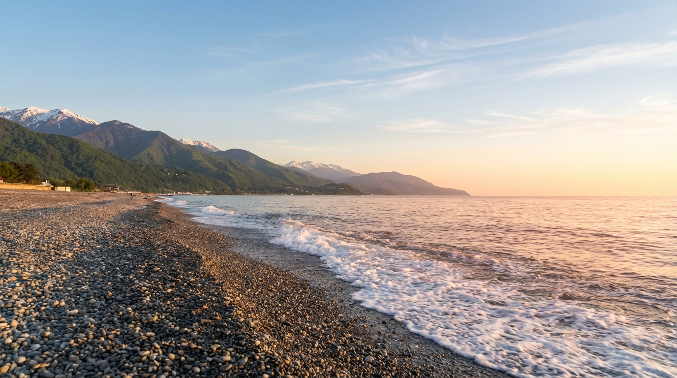 Галечный пляж в Сочи с видом на горы