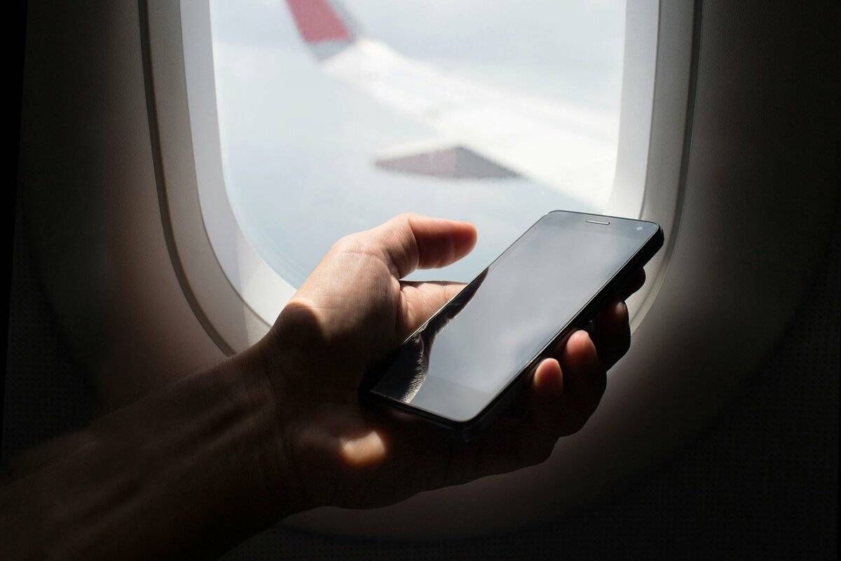 Почему в самолете нельзя пользоваться телефоном: правила для всех
