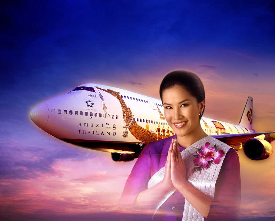 Авиаперелет в тайланд. Авиакомпания Thai Airways Пхукет Бангкок самолеты. Thai Airways бортпроводники. Thai Airways стюардессы. Самолеты летающие в Таиланд.