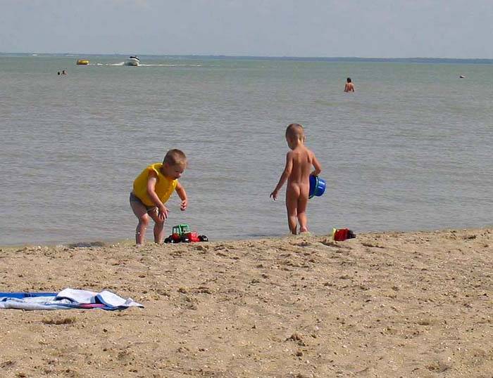 Дети на нудистком пляже фото