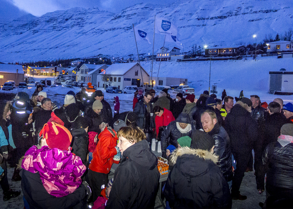 Что можно не брать в исландию. Мигранты в Исландии. Беженцы в Исландии. Волонтёрство в Исландии. Новый год в Исландии.