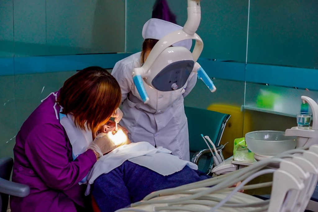 Протезирование зубов в китае: комфортно, надежно, недорого