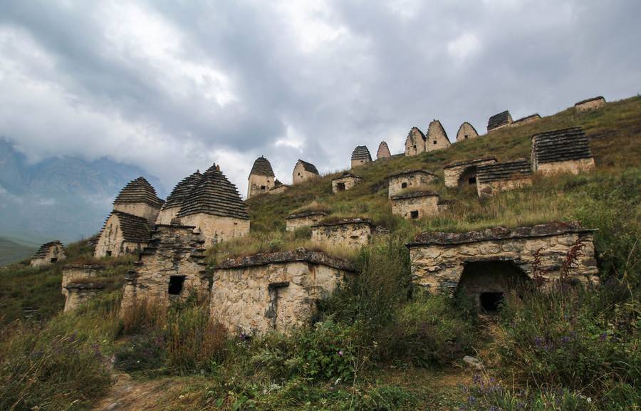 Достопримечательности и окрестностей фото. Владикавказ и его окрестности. Памятник архитектуры Северной Осетии Алании. Республика Южная Осетия достопримечательности. Цементный город Северная Осетия.