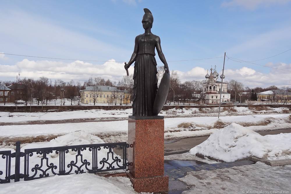 Вологда петербург. Афина памятник Вологда. Статуя музы Вологда. Муз (Вологда). Девушка Муза Вологда.