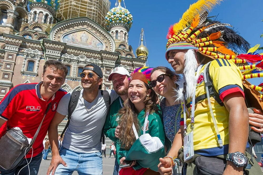 В среду другой страны. Туристы в Санкт-Петербурге. Иностранные туристы. Туристы в России. Иностранцы в Питере.