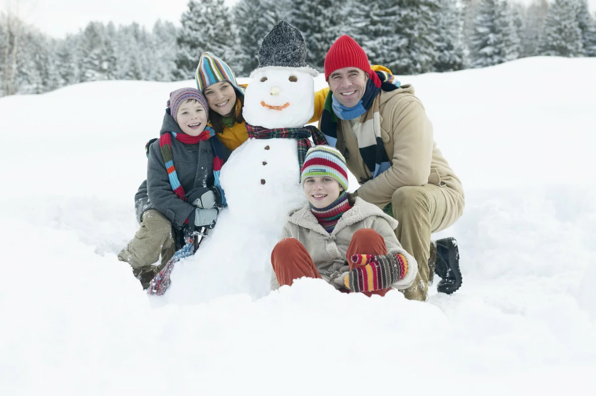 Зимние развлечения. Зимние развлечения для всей семьи. Семейные развлечения зимой. Зимние забавы семья.