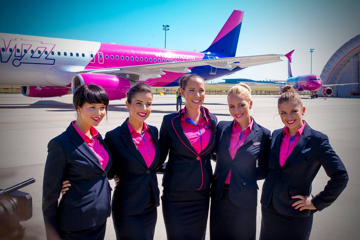 Wiz air. Wizz Air самолеты. Венгерская авиакомпания Wizzair. Венгерский лоукостер Wizz. Авиакомпания Wizz Air полет.