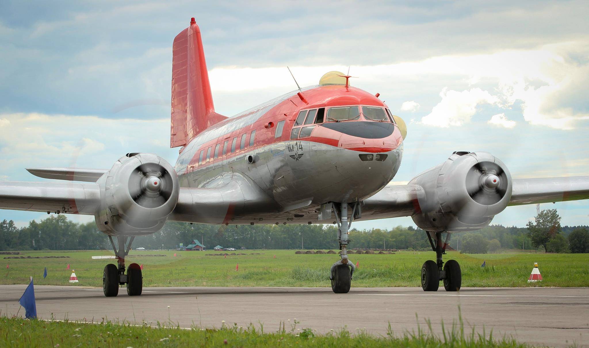 Послевоенный «воздушный автобус» самолет ил-12