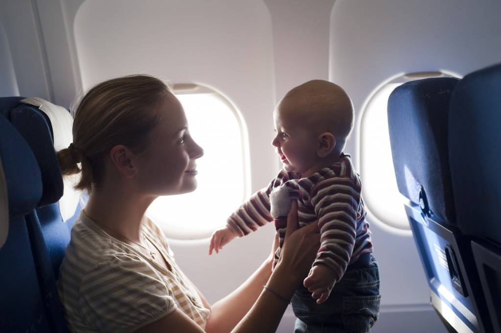Рожденные в небе: как принимают роды на борту самолета?