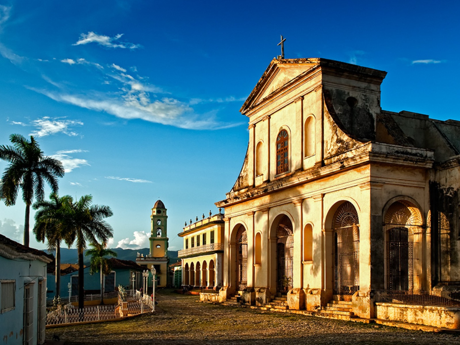 Кубинские города. Церковь Святой Троицы Тринидад. Город-музей Тринидад. Город Тринидад Куба. Варадеро Тринидад.