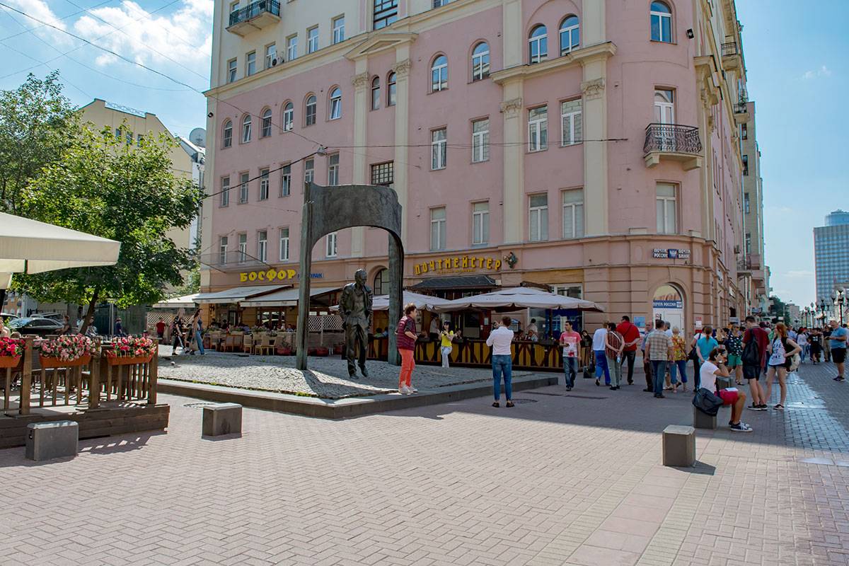 Старый Арбат пешеходная улица. Перекресток на Арбате. Старый Арбат памятники. Магазины на Старом Арбате в Москве.