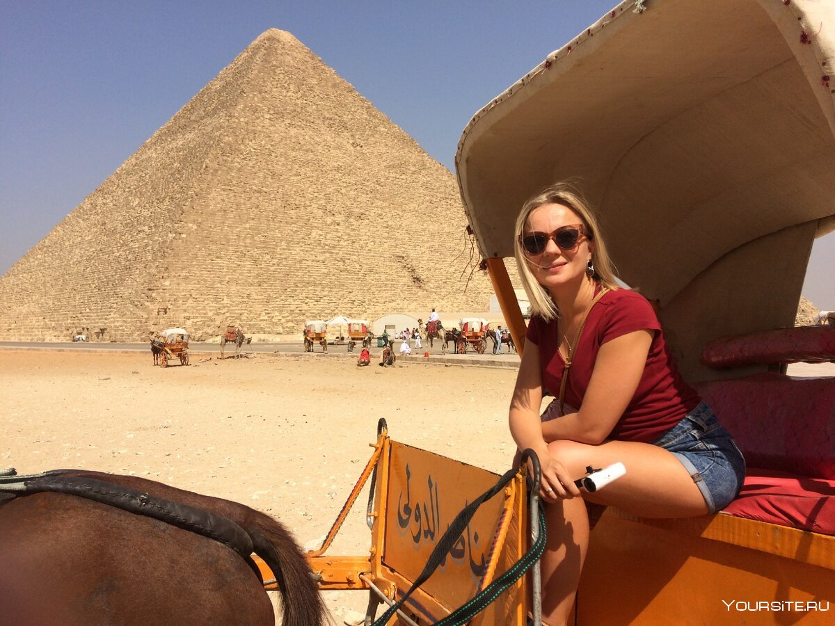 Почему он едет в египет. Натали Гурманова про Египет. Хургада Египет пирамиды. Отдыхающие в Египте. Туристы в Египте.