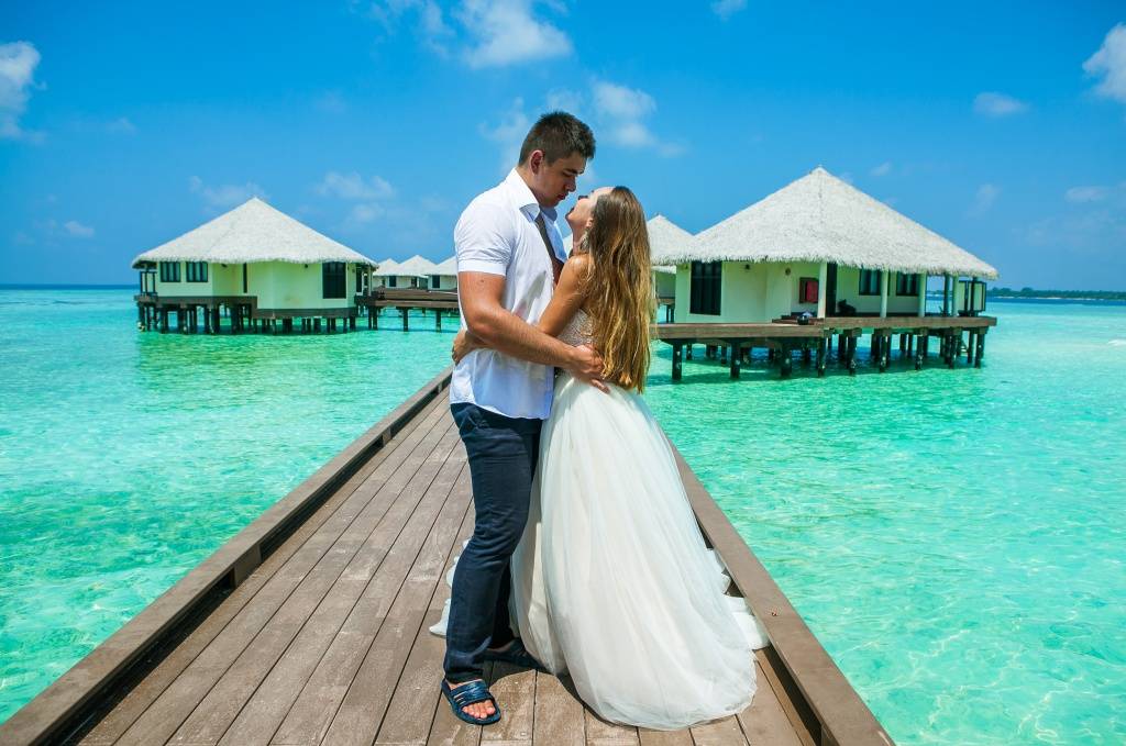 Медовый месяц что это. Свадебная фотосессия на Мальдивах. Свадебное путешествие на Мальдивы. Медовый месяц на Мальдивах. Свадебная пара на Мальдивах.