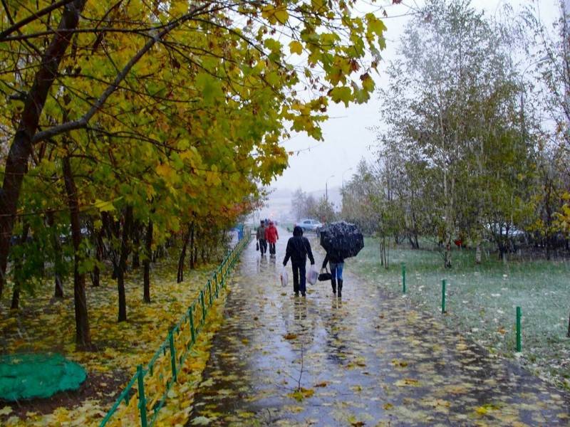 Погода сходи. Москва осень дождь. Дождливая осень в Москве. Осенний дождь в Москве. Москва осенью дождь.