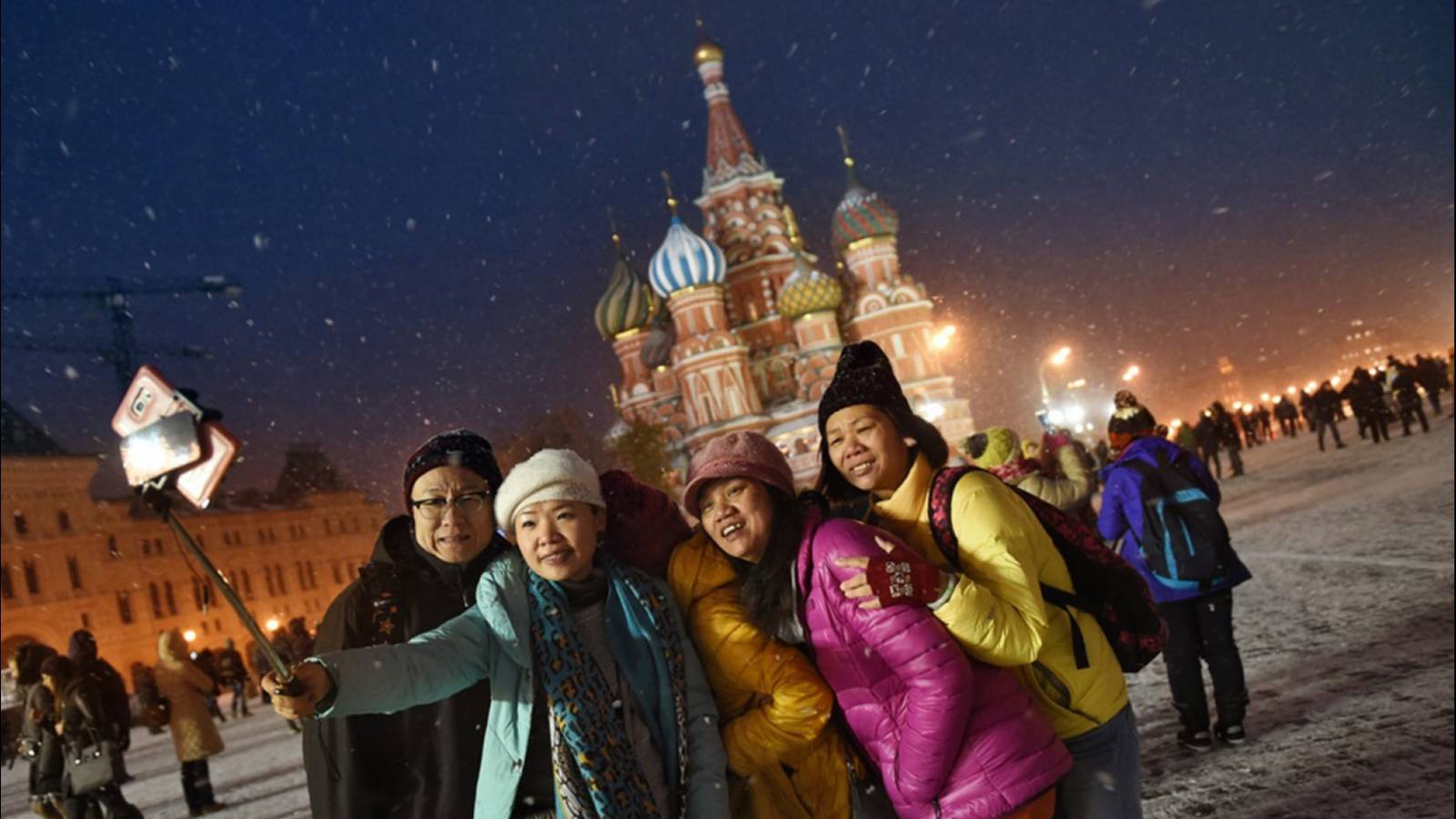 Посещаете эту страну первый. Туристы в России. Иностранные туристы. Иностранцы в Москве. Туристы в Москве.