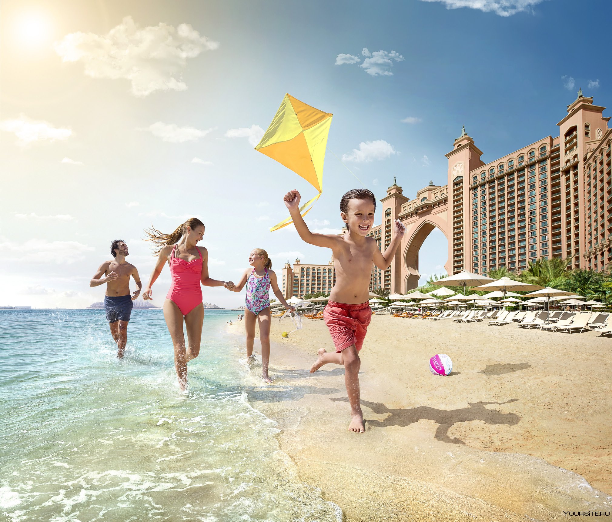 Где лучше отдохнуть с ребенком летом. Пляжный туризм. Летние каникулы. Летние каникулы на море. Семья в Дубае.
