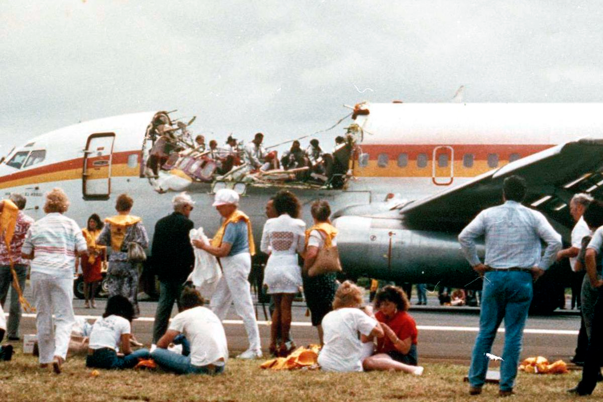 Aloha Airlines катастрофа 1988. 28 Апреля 1988 года Боинг 737. Разгерметизация самолета Боинг 737. Рейс 243 АЛОХА Эрлайнз 28 апреля 1988 года. Разгерметизация случаи