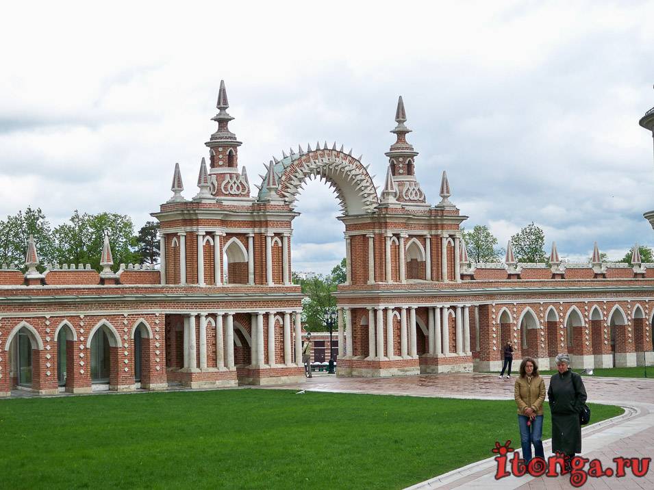 Дворцово парковый ансамбль. Царицыно (дворцово-парковый ансамбль). Хлебные ворота в Царицыно. Дворцовый парковый ансамбль Царицыно арка-галерея. 90. В. Баженов. Дворцово-парковый ансамбль в Царицыно..