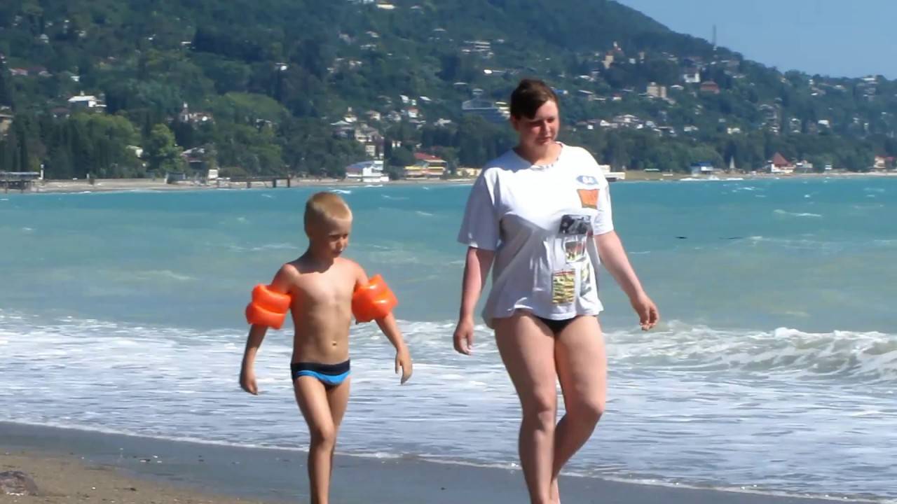 Пляжи абхазии с детьми. Море и дети Абхазия. Детские пляжи Абхазии. Абхазия пляж дети. Гагра для детей.