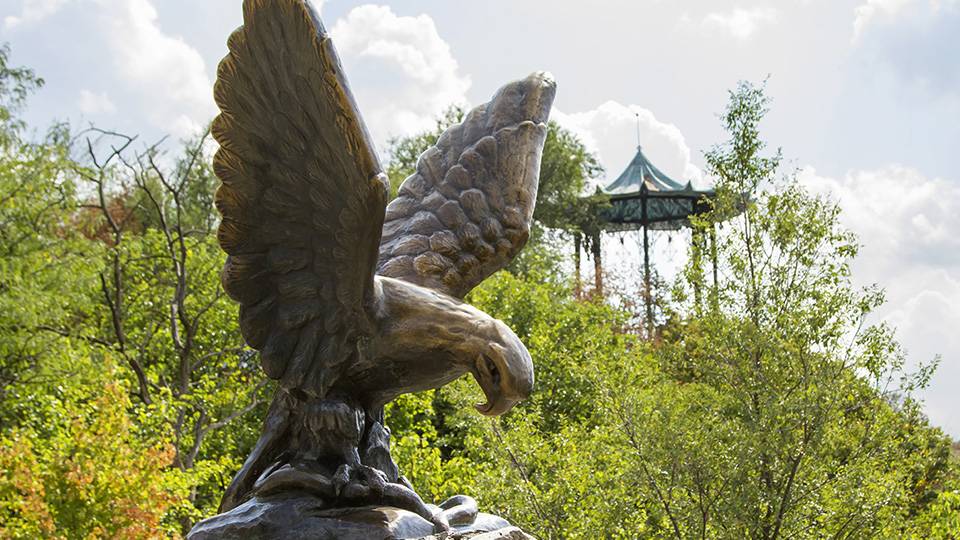 Скульптура орла, пятигорск. памятник, статуя на горе горячей. отели рядом, фото, видео, как добраться – туристер.ру