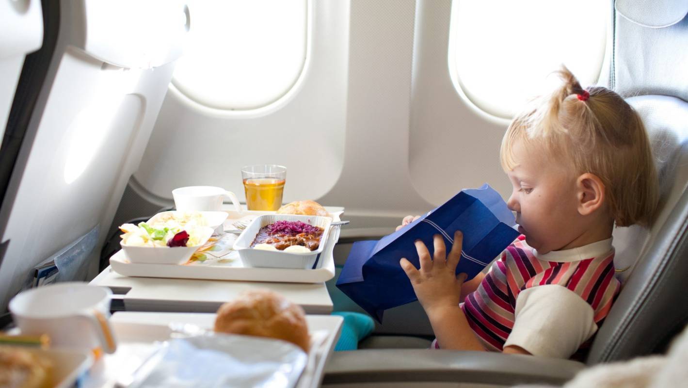 Со скольки лет можно летать на самолете без родителей в 2022 году?