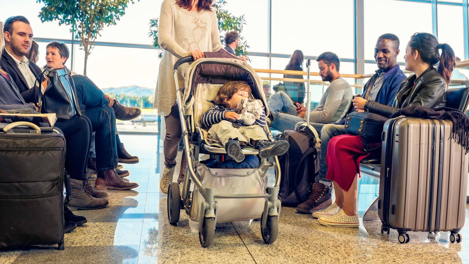 Молодым родителям: как перевозить коляску в самолете?
