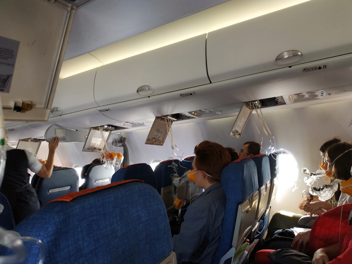 Что такое разгерметизация самолета: что происходит с пассажирами на высоте