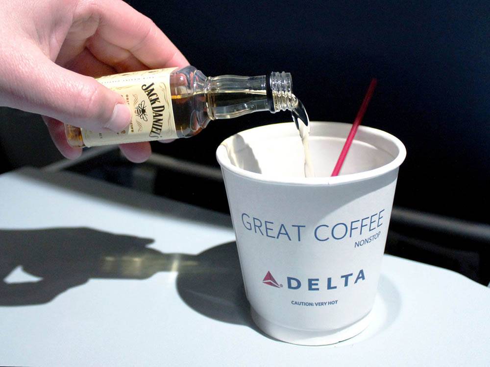 Алкоголь в самолете: нормы провоза и советы