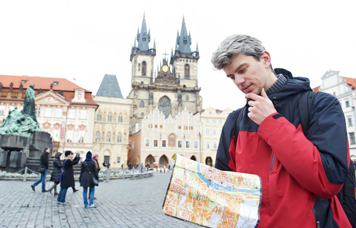 Группа европейских туристов хочет познакомиться с природой. Туристы в Чехии. Туристы в Европе. Прага люди. Туризм в Европе.