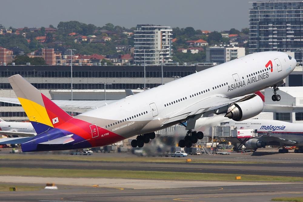 Самолет ташкент сеул. Авиакомпания Азиана Эйрлайнс. Asiana Airlines самолёт. Азиана Эйрлайнс Авиапарк. Воздушный транспорт Корея.