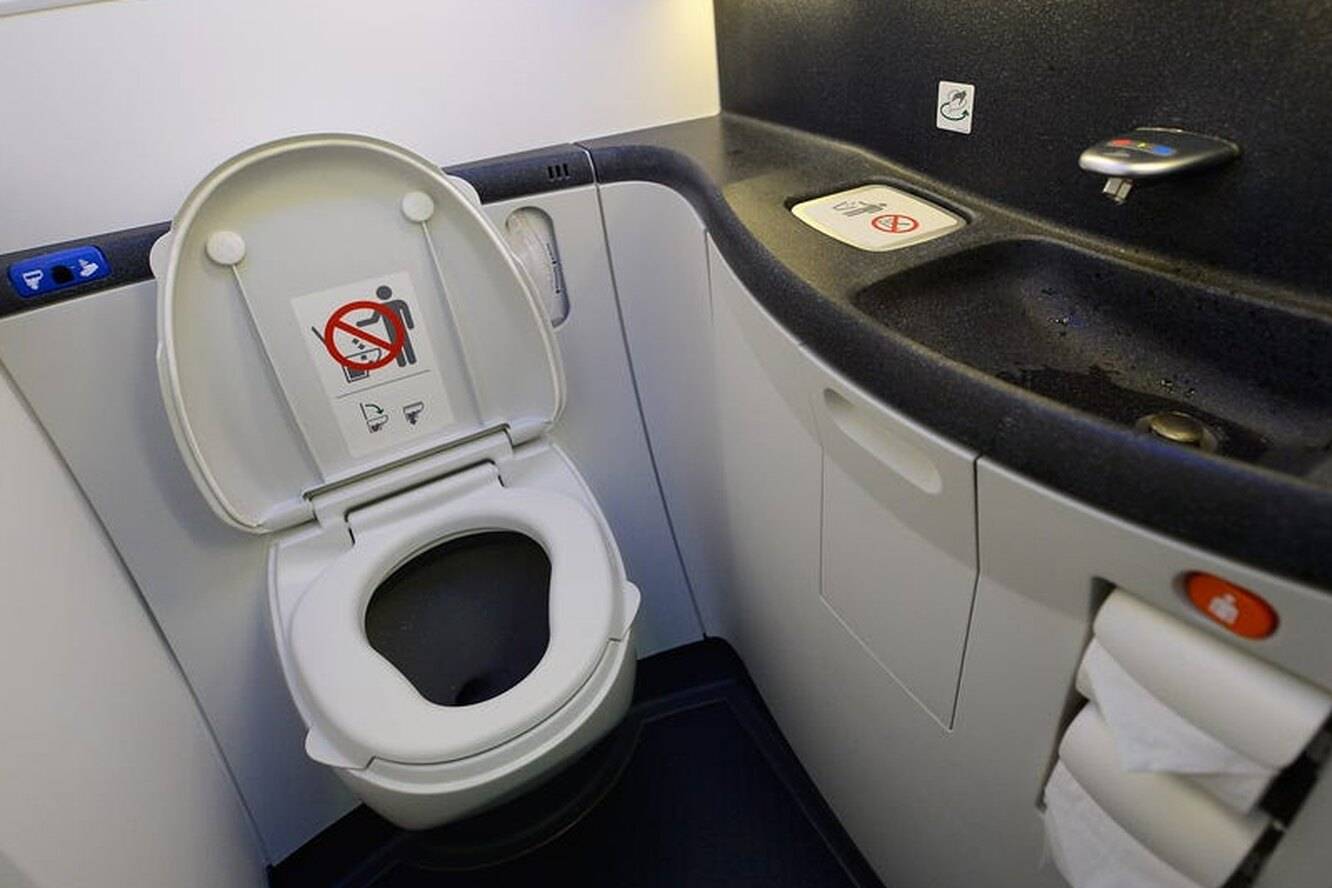 Как пользоваться туалетом в самолете боинге видео: как устроен и где находится туалет в самолете, фото — авиатор — магазин для детей и их родителей