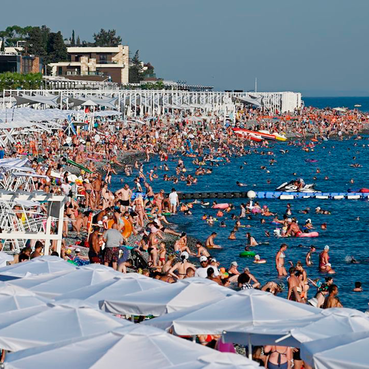 Пляж Сочи 2022г. Сочи пляж лето 2022. Пляж Сочи июль 2022. Сочи 2021 черное море.