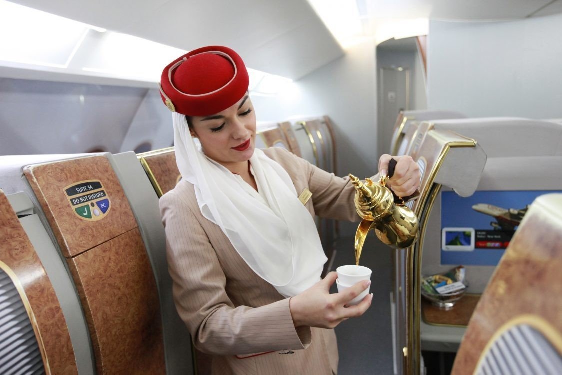 Uae service. Дубайская авиакомпания Emirates. Эмирейтс авиакомпания самолеты. Первый класс эмиратские авиалинии. 1 Класс Эмирейтс.