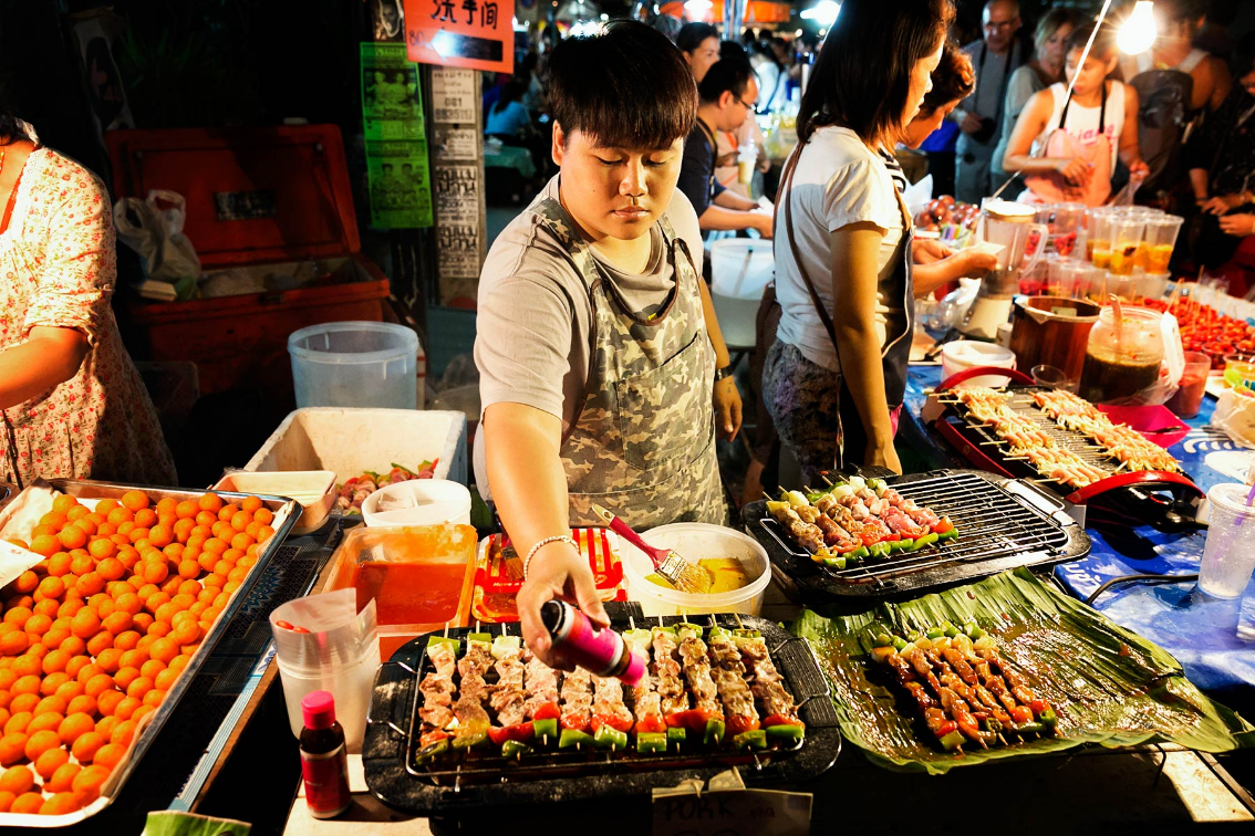 Night market. Рынок стрит фуда Патонг. Стрит фуд Пхукет. Ночной рынок Пхукет Патонг. Ночной рынок Пхукет еда.