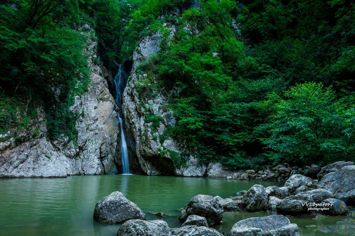 Какие достопримечательности есть в краснодарском крае. Агурский водопад Сочи. Агурские водопады Краснодарский край. Агурские водопады. Город Сочи. Национальный парк Агурские водопады.